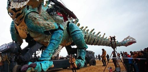 Гигантский огнедышащий дракон прошёлся по улицам Кале (5 фото + 3 видео)">