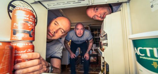 Фотограф показал свою жизнь во время самоизоляции в сюрреалистическо-юмористических иллюстрациях (19 фото)